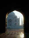 taj_through_mosque_door.JPG (66221 bytes)