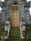 temple_doorway_and_steps.JPG (126425 bytes)